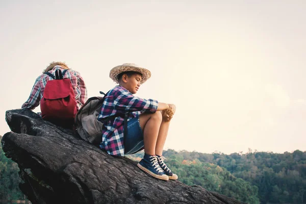 Aziatische Meisje Jongen Rugzak Natuur Relax Tijd Concept Vakantiereizen Selectieve — Stockfoto