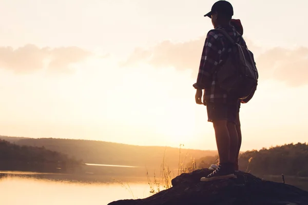 Silhouet Van Kinderen Rugzak Natuur Relax Tijd Concept Vakantiereizen Selectieve — Stockfoto