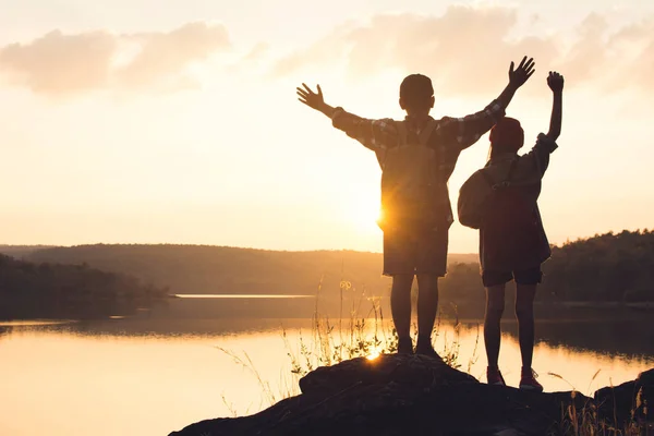 Silhouette Des Kinderrucksacks Der Natur Entspannte Zeit Auf Urlaubsreisen Selektiver — Stockfoto