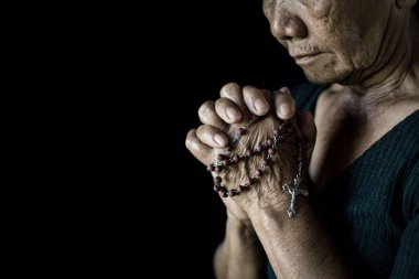 Eski siyah arka plan, kavram umut ve ibadet dua eller yukarı kapatın