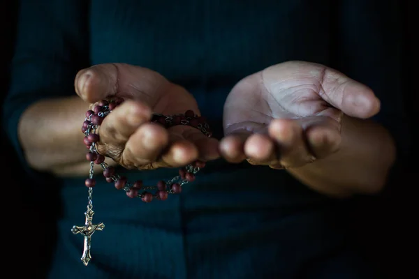 Close Mãos Velhas Orando Sobre Fundo Preto Concept Esperança Adoração — Fotografia de Stock