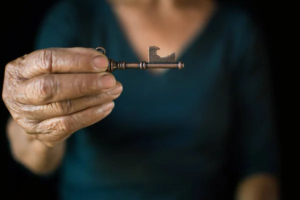 Mão Feminina Velha Segurando Chave Vintage Fundo Preto Foco Seletivo — Fotografia de Stock