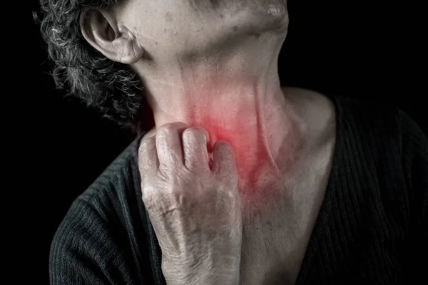 老妇人脖子上发痒和痛苦老年医学概念的黑色背景 皮炎和疾病 — 图库照片