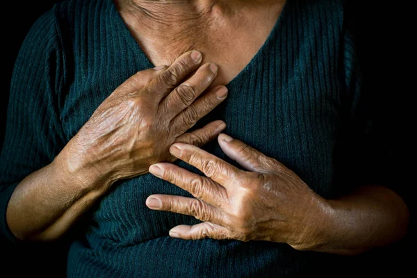 Stará Žena Cítila Jak Srdce Bolí Černém Pozadí Onemocnění Starších — Stock fotografie