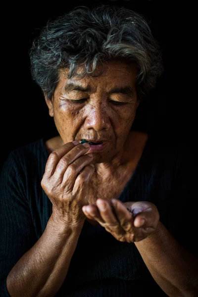 Mulher Idosa Tomar Uma Pílula Fundo Preto Doença Conceito Cuidados — Fotografia de Stock