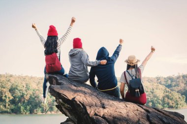 Arkadaş grubu doğada zevk, zaman tatil kavramı, seçici ve yumuşak odak, hippi tarzı tonunu sakin ol