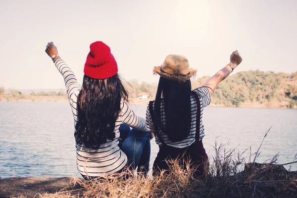 Mujeres Asiáticas Sentadas Roca Naturaleza Tiempo Relax Viajes Concepto Vacaciones —  Fotos de Stock