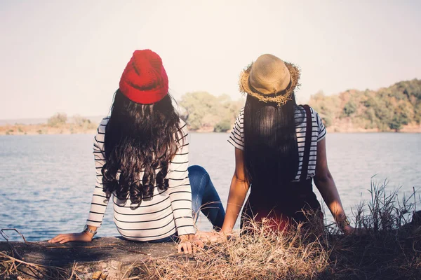 Mujeres Asiáticas Sentadas Roca Naturaleza Tiempo Relax Viajes Concepto Vacaciones —  Fotos de Stock