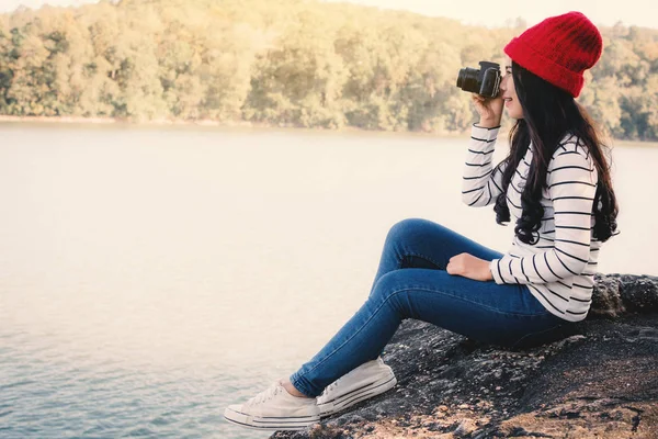 Mujer Asiática Fotografiando Naturaleza Tiempo Relax Viajes Concepto Vacaciones Enfoque —  Fotos de Stock