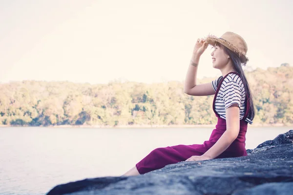 Mujer Asiática Feliz Sentada Roca Naturaleza Tiempo Relax Viajes Concepto —  Fotos de Stock