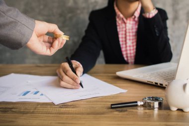 Rapor hakkında konuşmak ve kağıt levha renk hipster sesi ile çalışma Asya iş adamları