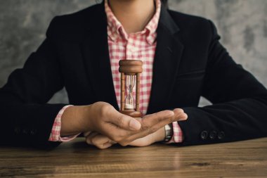 Zaman, renk vintage sesi kaydetmek için kum saati holding iş kadını