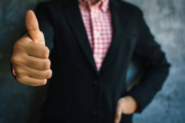 El işkadını başparmak yukarı çatı arka plan üzerinde güvenle yakından