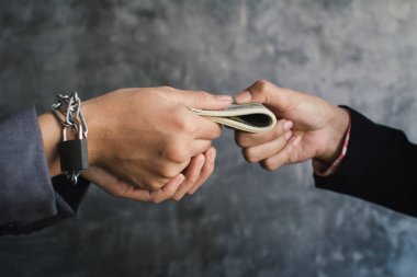 Vintage stili rengini para holding işkadını eller
