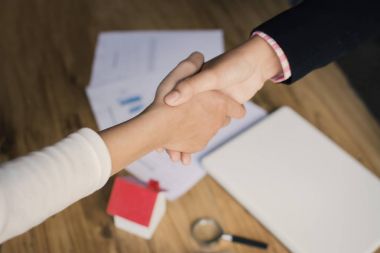 İş kadınları ofiste seçici odak ve mavi arka plan elini