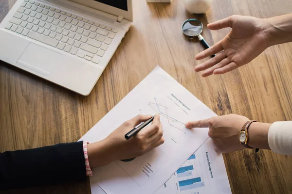 Asiático Gente Negocios Hablando Informe Trabajo Con Hoja Papel Color — Foto de Stock