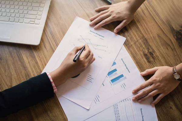 Asiático Gente Negocios Hablando Informe Trabajo Con Hoja Papel Color — Foto de Stock