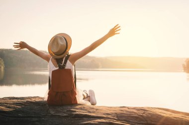 Asyalı kız sırt çantasında doğa günbatımı, tatil kavramı seyahat, seçici ve yumuşak odak, renk tonu hippi tarzı Relax zamanında sırasında