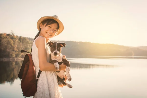Chica Feliz Jugando Con Perrito Fondo Naturaleza Viajar Color Vacaciones — Foto de Stock