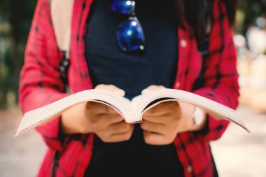 Tutan bir kitap, yumuşak odak kadın Close-Up