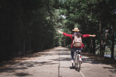 Mutlu kadın backpacker doğa arka planda beyaz bisiklet, tatil seyahat kavramı renk hippi tarzı seçici ve yumuşak odak zamanında Relax ile