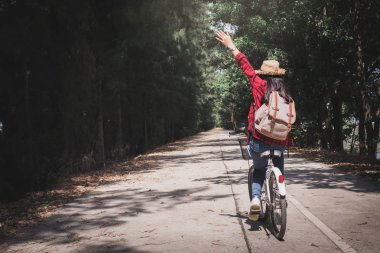Mutlu kadın backpacker doğa arka planda beyaz bisiklet, tatil seyahat kavramı renk hippi tarzı seçici ve yumuşak odak zamanında Relax ile
