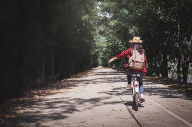 Mutlu kadın backpacker doğa arka planda beyaz bisiklet, tatil seyahat kavramı renk hippi tarzı seçici ve yumuşak odak zamanında Relax ile