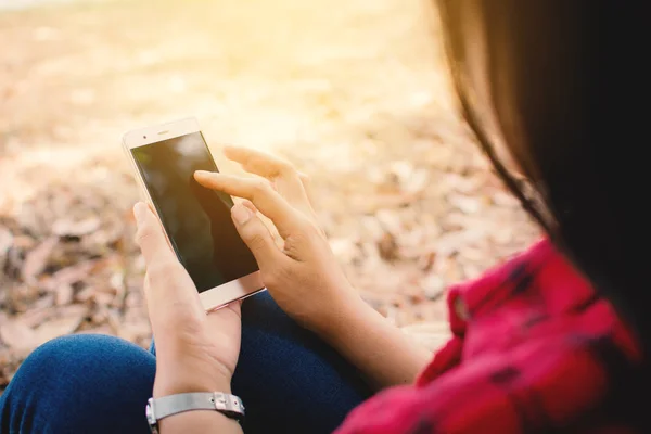 Büyük Ağacın Altında Park Üzerinde Oturan Smartphone Kullanan Kadın Zevk — Stok fotoğraf