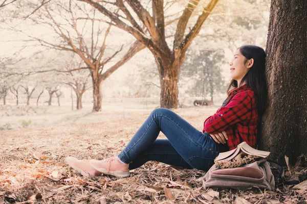 Momento Feliz Mujer Hipster Relajarse Sentarse Bajo Gran Árbol Parque —  Fotos de Stock