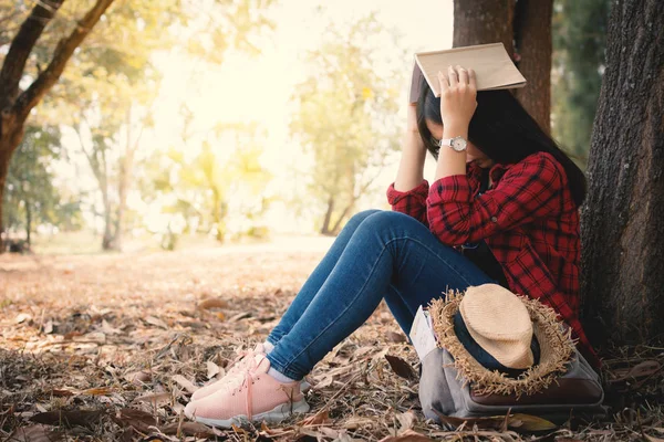 Ansia Donna Suo Studio Seduta Sola Sotto Grande Albero Sul — Foto Stock