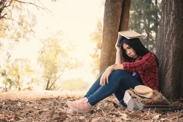 大きな木の下で孤独な公園 ビンテージ トーンとソフト フォーカスの色の上に座って彼女の勉強について不安女性 — ストック写真