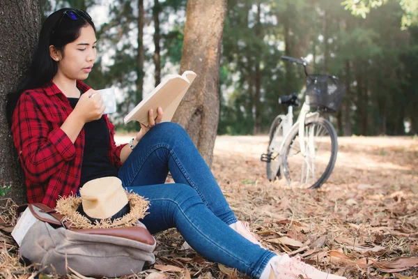 Godere Momento Hipster Donna Leggendo Libro Seduto Sotto Grande Albero — Foto Stock