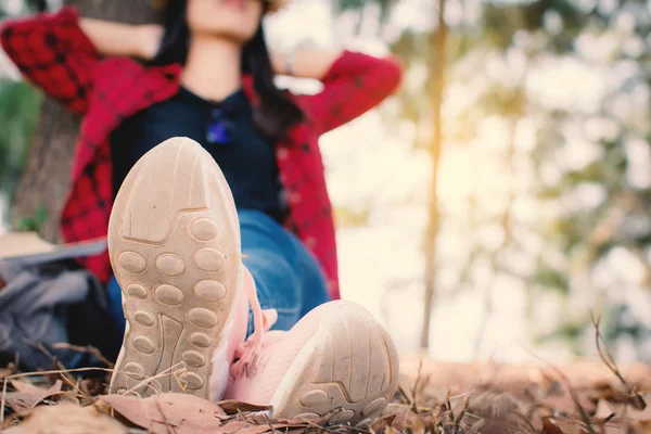 Momento Feliz Mujer Hipster Relajarse Sentarse Bajo Gran Árbol Parque — Foto de Stock