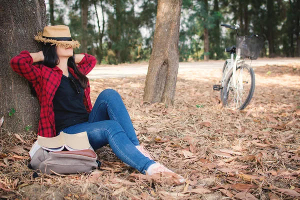 Momento Feliz Mujer Hipster Relajarse Sentarse Bajo Gran Árbol Parque — Foto de Stock