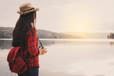 Doğa, tatil kavramı seyahat, seçici ve yumuşak odak, hippi tarzı tonunu Relax zamanında resimde çekim Asyalı kadın