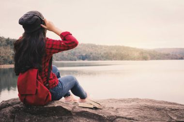 Mutlu Asyalı kadın backpacker rahatlatıcı tatil seyahat kavramı, seçici ve yumuşak odak, hippi tarzı sesi