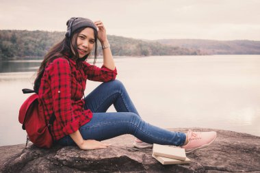 Mutlu Asyalı kadın backpacker rahatlatıcı tatil seyahat kavramı, seçici ve yumuşak odak, hippi tarzı sesi