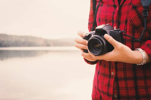 Close Female Hand Holding Camera Enjoying Nature Relax Time Holiday — Stock Photo, Image