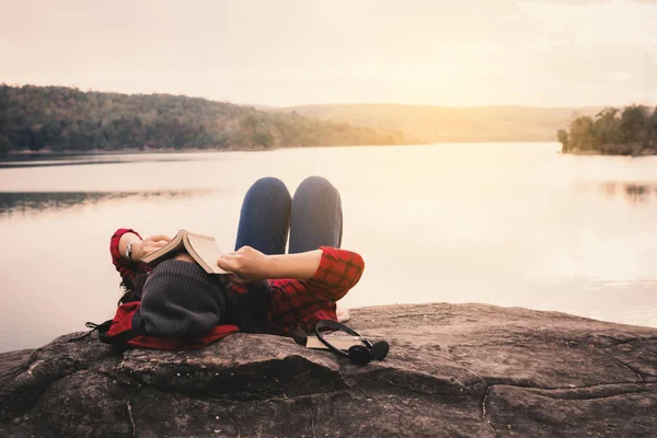 Relaxing Moment Asian Tourist Reading Book Rock Enjoying Time Holiday — Stock Photo, Image