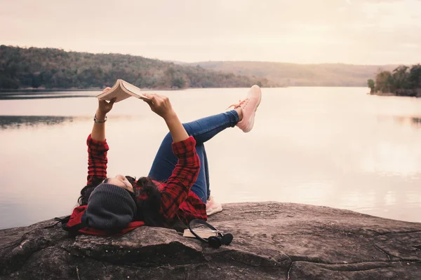 Relaxing Moment Asian Tourist Reading Book Rock Enjoying Time Holiday — Stock Photo, Image