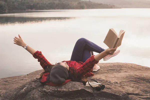 Momento Relax Turista Asiatico Che Legge Libro Sulla Roccia Godendo — Foto Stock