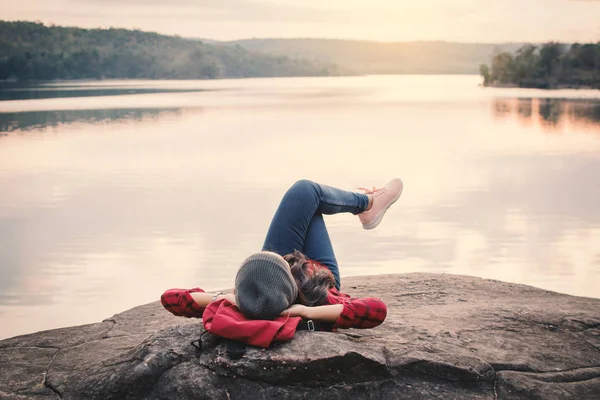 Relaxing Moment Asian Tourist Sleeping Rock Waiting Sunset Enjoying Time — Stock Photo, Image