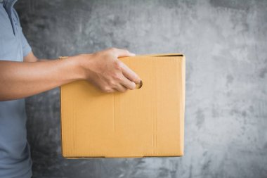 Teslimatçı kutusu online alışveriş hizmeti gönderme