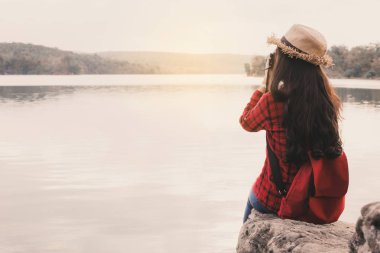 Doğa, tatil kavramı seyahat, seçici ve yumuşak odak, hippi tarzı tonunu Relax zamanında resimde çekim Asyalı kadın