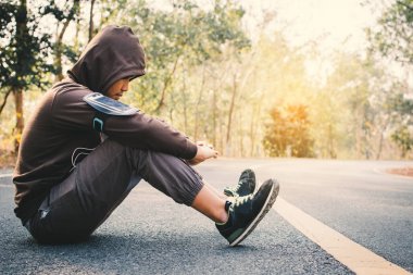 Adam egzersiz ve dinlenme yolda, hipster sesi seçici ve yumuşak odak rengini