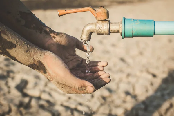 Mano Del Ragazzo Vuole Bere Acqua Sul Terreno Crack Concetto — Foto Stock