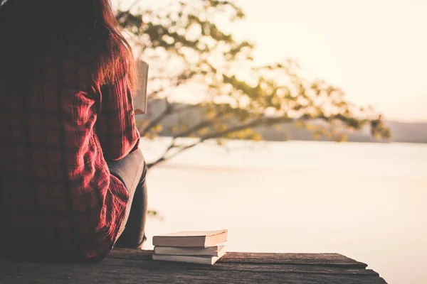 Tatil kavramı, vintage sesi rengini vaktinizi park, üzerine bir kitap okuma rahatlatıcı an Asya turizm