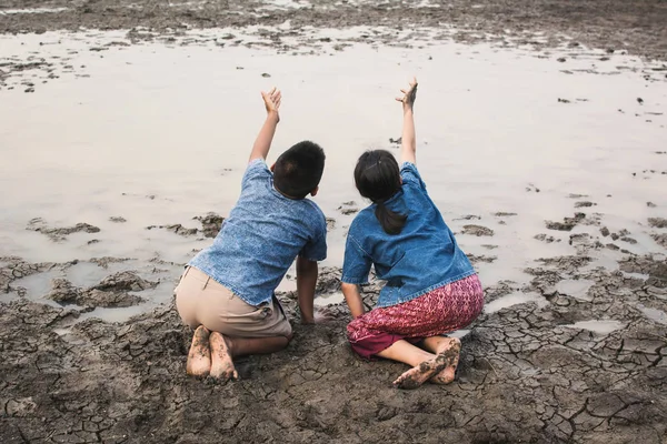 Szomorú Fiú Lány Imádkozott Eső Koncepció Aszály Hiány Víz Válság — Stock Fotó