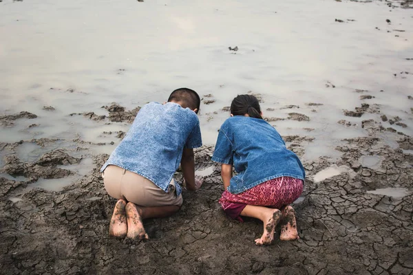 Triste Niño Niña Rezando Por Lluvia Lago Concepto Sequía Escasez — Foto de Stock