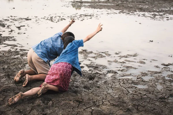 소년과 가뭄과 부족의 부족에 — 스톡 사진